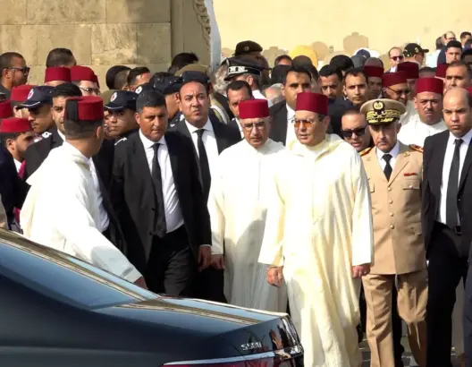 في غياب الوزراء.. الأمير مولاي رشيد يتقدم مشيعي جثمان عبد الحق المريني بالرباط (فيديو)