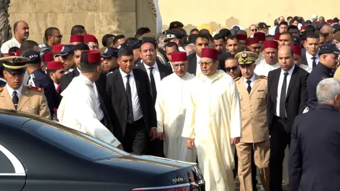 في غياب الوزراء.. الأمير مولاي رشيد يتقدم مشيعي جثمان عبد الحق المريني بالرباط (فيديو)
