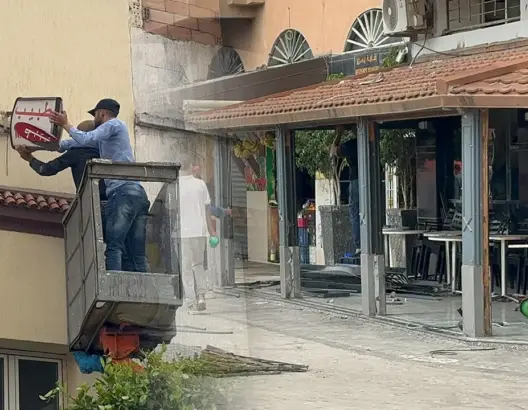 حملة واسعة بطنجة لإزالة الإعلانات العشوائية وتحرير الشرفات استعدادا لكأس إفريقيا