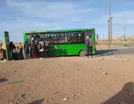 “حافلات مؤقتة” تثير غضبا واسعا بورزازات وتفاقم أزمة النقل الحضري