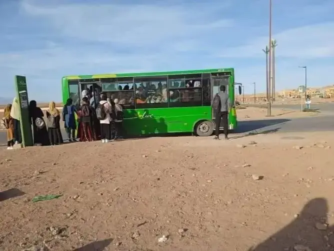 “حافلات مؤقتة” تثير غضبا واسعا بورزازات وتفاقم أزمة النقل الحضري