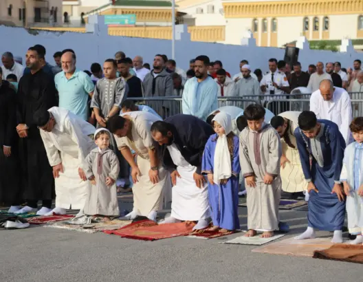 ملايين المغاربة يؤدون صلاة العيد وسط غياب شعيرة النحر استجابة للتوجيه الملكي (صور)