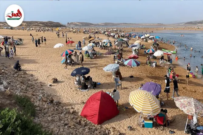 عائلات تقضي عيد الأضحى بشاطئ الوليدية