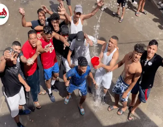 طقوس “حليلو” بأزمور.. تراشق بالماء يجمع الشباب في تقليد متوارث