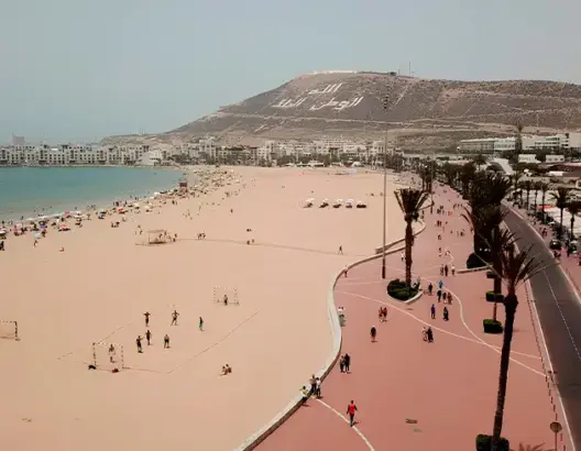شاطئ أكادير يستقبل المصطافين مبكرا