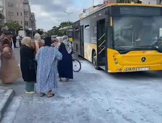 مراهقون يحدثون فوضى داخل حافلة في البرنوصي ويفجرون قنينة إطفاء الحريق