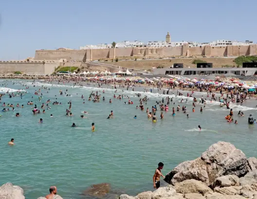 شاطئ الرباط يستقطب المصطافين