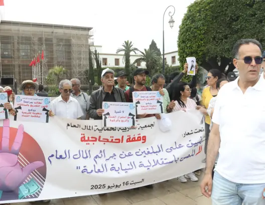 احتجاج أمام البرلمان للمطالبة بـ “إسقاط الفساد”