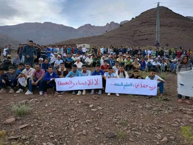 ساكنة دواوير أوزيغيميت بتنغير تنتقد تماطل السلطات في تنفيذ وعودها وتلوح بالتصعيد