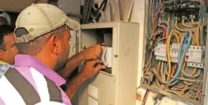 مكتب للكهرباء يقطع التيار عن 300 منزل بخنيفرة دون إشعار مسبق