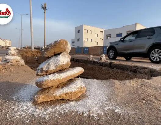 حفرة بدون علامات تنبيه ترعب السائقين بالجديدة