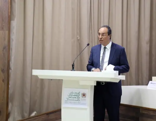 المجلس الاقتصادي يحذر من تأثير آلية الكربون الأوروبية على السيارات والفلاحة والسياحة المغربية