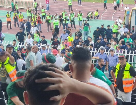 وفاة مشجع وإصابة 11 آخرين في انهيار حاجز بملعب 5 جويلية بالجزائر