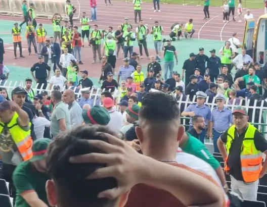 وفاة مشجع وإصابة 11 آخرين في انهيار حاجز بملعب 5 جويلية بالجزائر