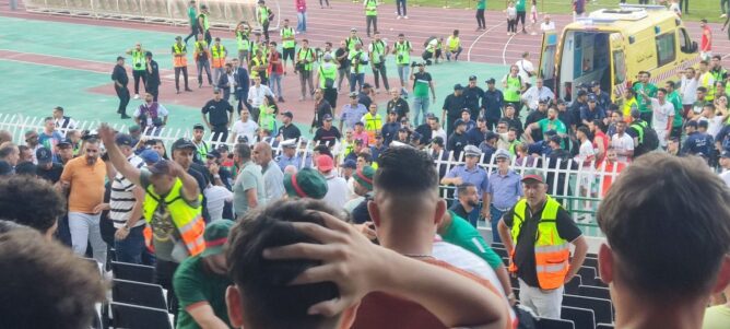 وفاة مشجع وإصابة 11 آخرين في انهيار حاجز بملعب 5 جويلية بالجزائر