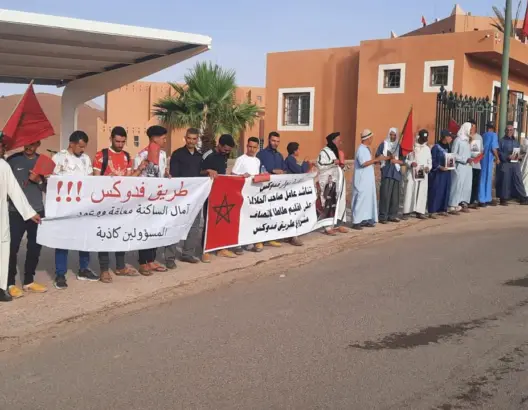 قرويون يحتجون أمام عمالة طاطا طلبا لفك العزلة