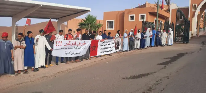 قرويون يحتجون أمام عمالة طاطا طلبا لفك العزلة