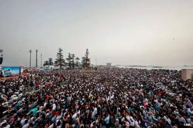 بمشاركة 350 فنانًا من 12 دولة.. مهرجان “كناوة” يسجل 300 ألف زائر في ختام دورته الـ26
