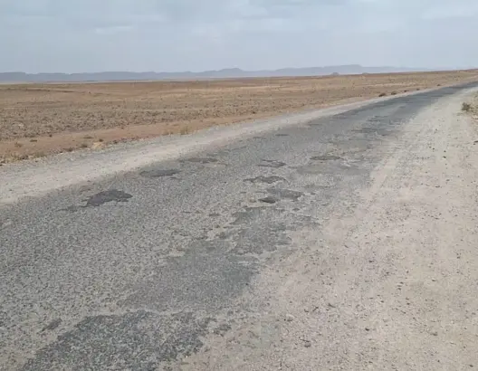 30 كيلومترا من المعاناة.. طريق متهالكة تعمق عزلة دواوير نواحي ورزازات (فيديو)