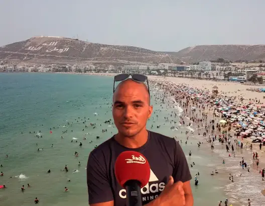 بطل عالمي في الغوص الرياضي يحذر المصطافين من التهور (فيديو)