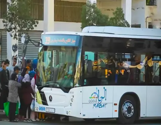 أزمة النقل تشل عين عتيق.. غياب الحافلات يضاعف معاناة الساكنة والصيف بلا متنفس