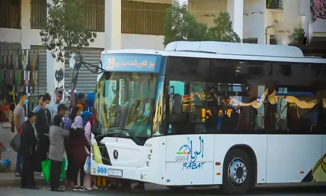 أزمة النقل تشل عين عتيق.. غياب الحافلات يضاعف معاناة الساكنة والصيف بلا متنفس