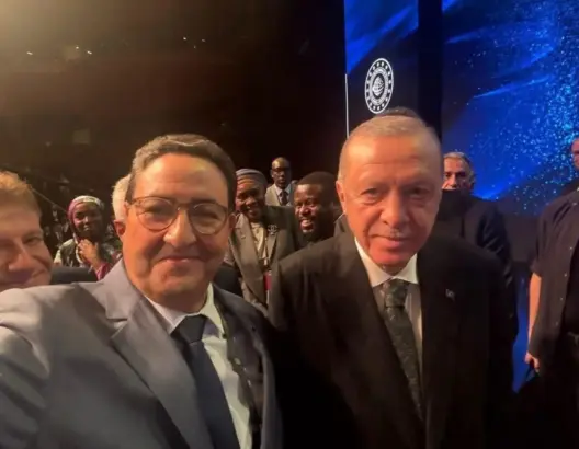 “تصرف خارج البروتوكول”.. “سيلفي” مع أردوغان يجر على وزير النقل انتقادات عارمة