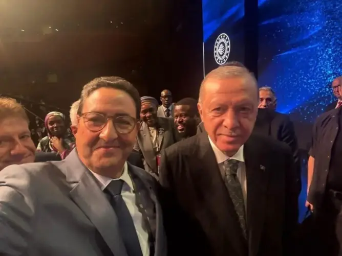 “تصرف خارج البروتوكول”.. “سيلفي” مع أردوغان يجر على وزير النقل انتقادات عارمة