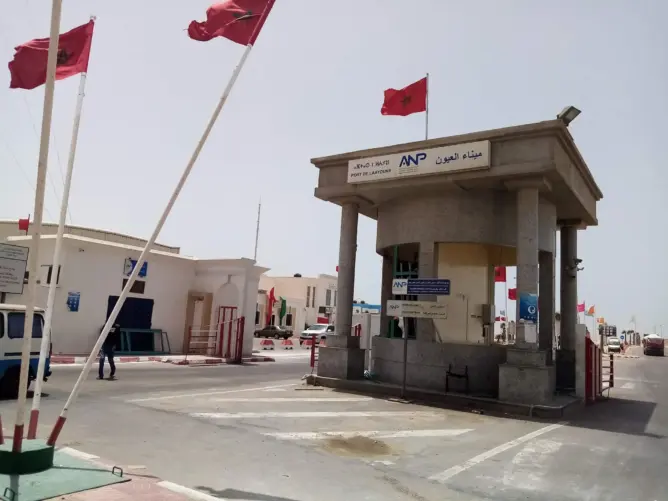 ميناء العيون