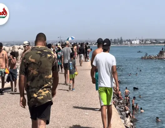 سباحة شباب الجديدة بـ”المون” تزامنا مع موجة حر