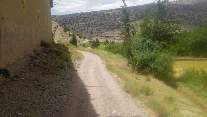 ساكنة دوار أوزيغيمت تستنكر “صمت” المجلس الإقليمي لتنغير بشأن مسلك طرقي