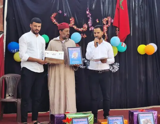 في لحظة وفاء.. مدارس أيت منصور تحتفي بـ “ذاكرتها التربوية” وتكرّم الرعيل الأول من أساتذتها