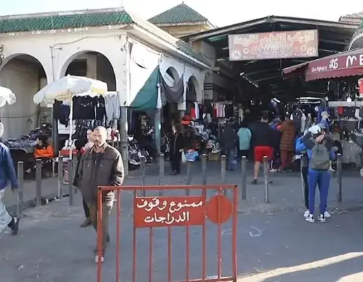 حملة مفاجئة للجمارك بسوق “القريعة” بالدار البيضاء تستهدف البضائع المقلدة