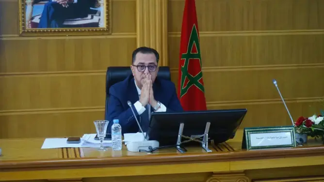 والي الشمال ينتقد تنفيذ مشاريع دون مصادقة.. ويعاتب المنتخبين: “لي ما قادرش يخدم يخلي بلاصتو”
