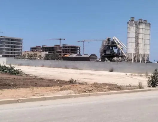 غبار وضجيج وسط الأحياء.. ورشة إسمنتية تُحاصر أحياء سكنية بالمحمدية وتنذر بكارثة بيئية
