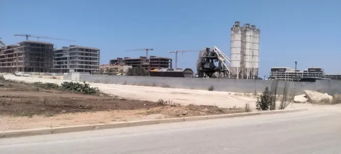 غبار وضجيج وسط الأحياء.. ورشة إسمنتية تُحاصر أحياء سكنية بالمحمدية وتنذر بكارثة بيئية