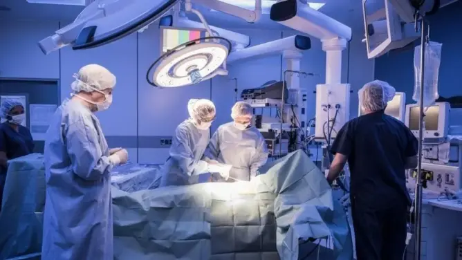 جدل حول فيديو داخل غرفة عمليات.. ونقابي: الأهم سلامة المريض واحترام الضوابط