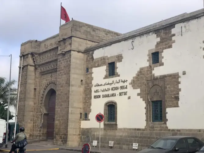 “ظلم ممنهج”.. إقصاء “سيدي مومن” من مشاريع جهة البيضاء يفجّر الغضب ضد مجلس معزوز