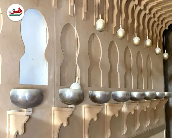تصميمها حير العلماء.. صانع تقليدي بفاس يُعيد الحياة للساعة البوعنانية