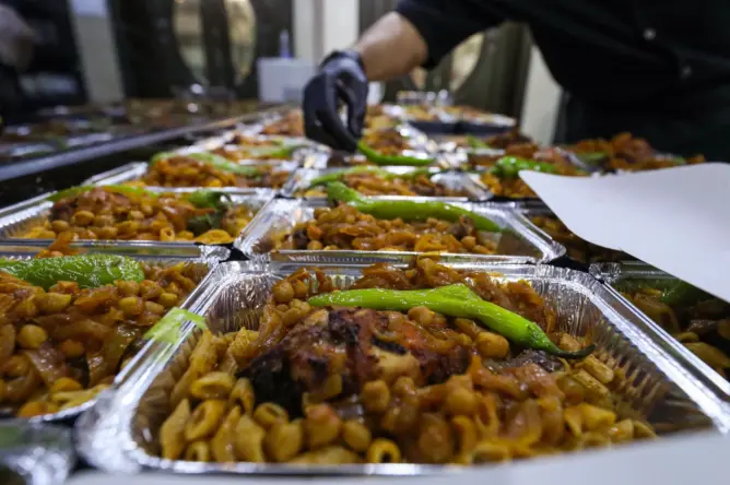 جشع وغش وتسممات.. ثالوث يتربص بالمصطافين و”حماة المستهلك” يطالبون بتشديد المراقبة