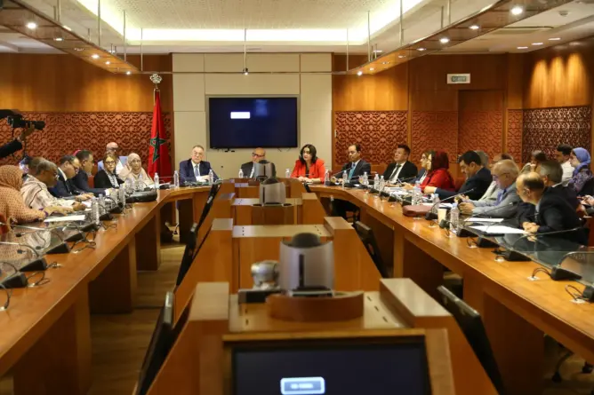 فرق الأغلبية تدعم إحداث مؤسسة “المغرب 2030″ وترفض النظر بـ”سوداوية” للمونديال