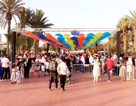 مظلات ملونة تستقبل زوار أكادير