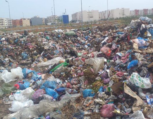 ساكنة تجزئة الخير ببوزنيقة تحتج على تحويل محيط الحي إلى مطرح للأزبال