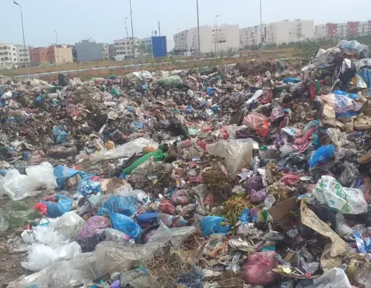ساكنة تجزئة الخير ببوزنيقة تحتج على تحويل محيط الحي إلى مطرح للأزبال