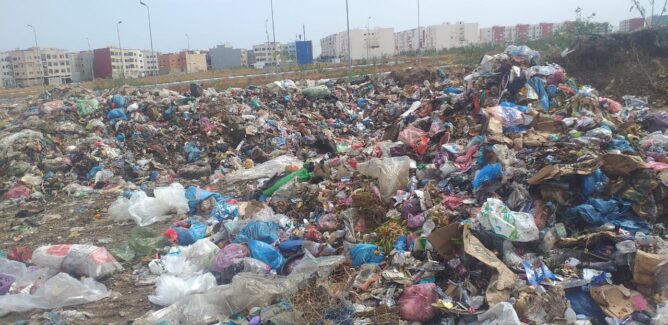 ساكنة تجزئة الخير ببوزنيقة تحتج على تحويل محيط الحي إلى مطرح للأزبال