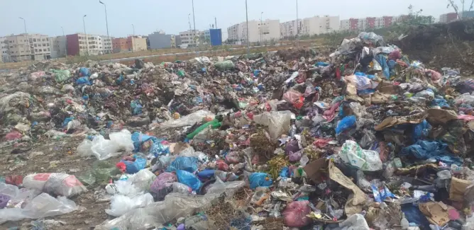 ساكنة تجزئة الخير ببوزنيقة تحتج على تحويل محيط الحي إلى مطرح للأزبال