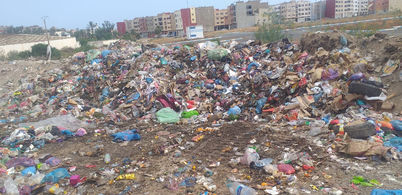 ساكنة تجزئة الخير ببوزنيقة تحتج على تحويل محيط الحي إلى مطرح للأزبال