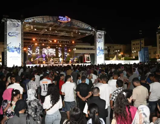 انطلاق أولى سهرات مهرجان “اتصالات المغرب” بالحسيمة وسط حضور جماهيري غفير