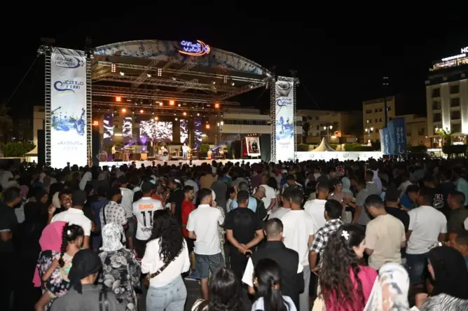 انطلاق أولى سهرات مهرجان “اتصالات المغرب” بالحسيمة وسط حضور جماهيري غفير