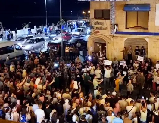 احتجاجات بالعرائش ضد “تشويه” معالم الشرفة الأطلسية بعد إعادة تهيئتها (صور وفيديو)